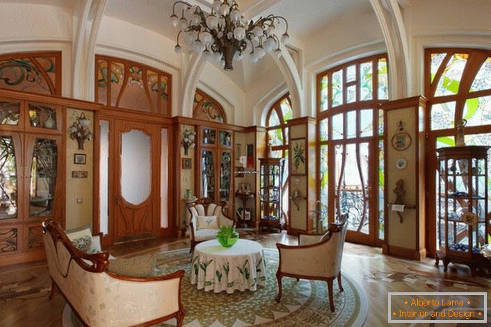 Dnevna soba v slogu Art Nouveau s pravilno izbranimi svetili.