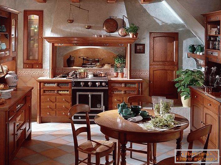Klasična državna kuhinja z ustrezno izbranim pohištvom. Harmonično dekoriranje kuhinjskega prostora je bilo zeleno cvetje v glinenih posodah različnih velikosti.