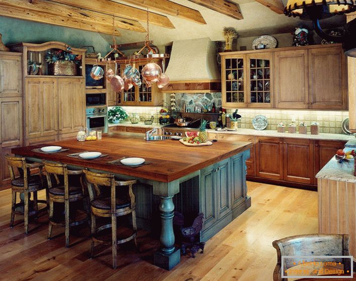 V najboljših tradicijah države pri oblikovanju kuhinjskega prostora se večinoma uporabljajo naravni materiali.