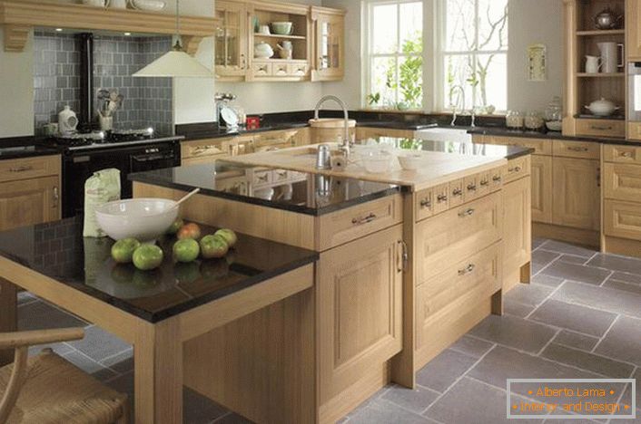 Elegantna kuhinja v slogu države. Moderne hiše so udobne, funkcionalne kuhinje z obilnim pohištvom iz lesa.