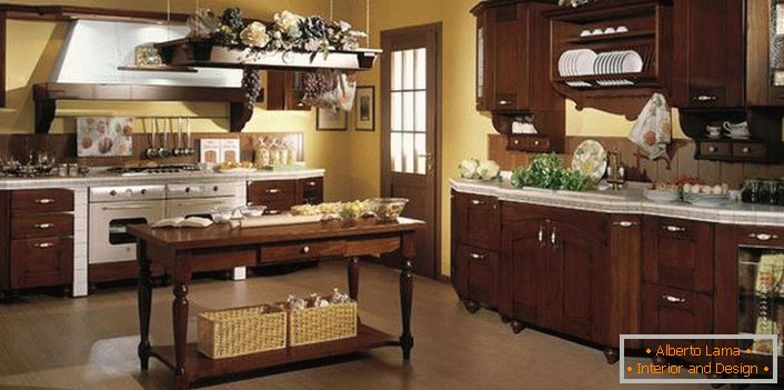 Pravi primer dekoriranja kuhinje v slogu države. Pletene košare, rože, dekorativni grozdi grozdja - ustvarjajo atmosfero udobja v kuhinji.