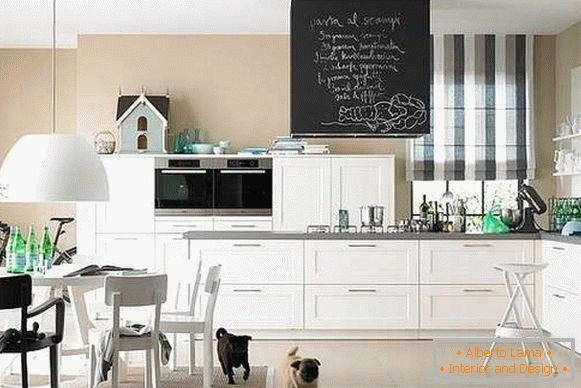 Zasnova kuhinje v zasebni hiši - črno-bela fotografija