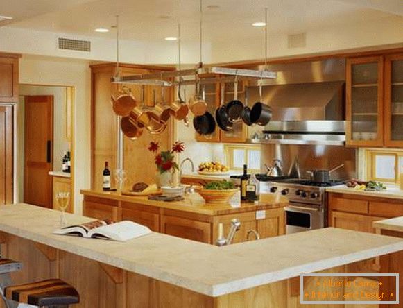 Kuhinja notranjost jedilnico v zasebni hiši - zasnova z leseno oblogo