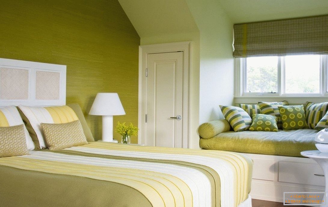 Notranjost spalnice v oljčnih tonih
