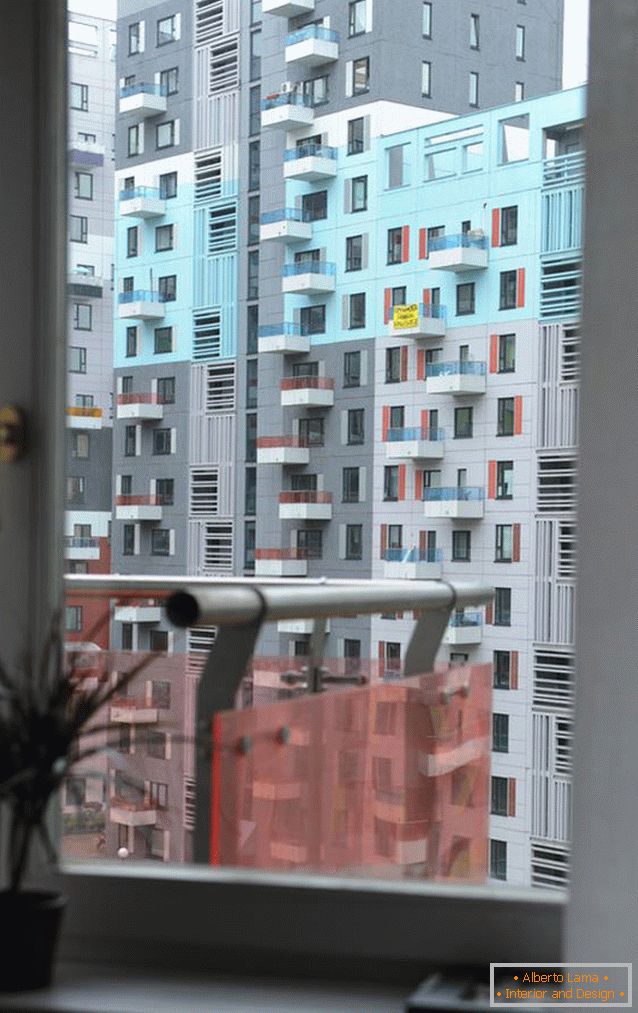 Pogled z okna elegantnega garsonjskega apartmaja