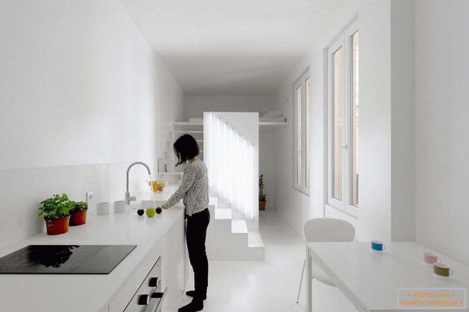 Dvonivelski studio apartma v beli barvi