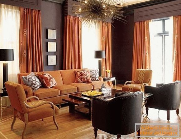 Mandarinske zavese in pomarančni kavč