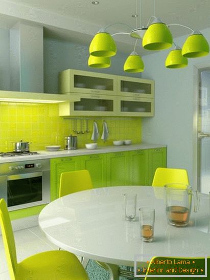 Notranjost majhne kuhinje v svetlih barvah