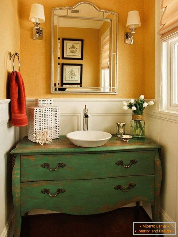 Kabinet pod umivalnikom v kopalnici - fotografija z učinkom antike