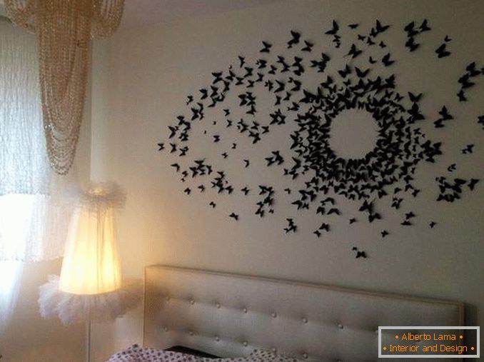 Okrasite metulje na steni z lastnimi rokami - fotografija v spalnici