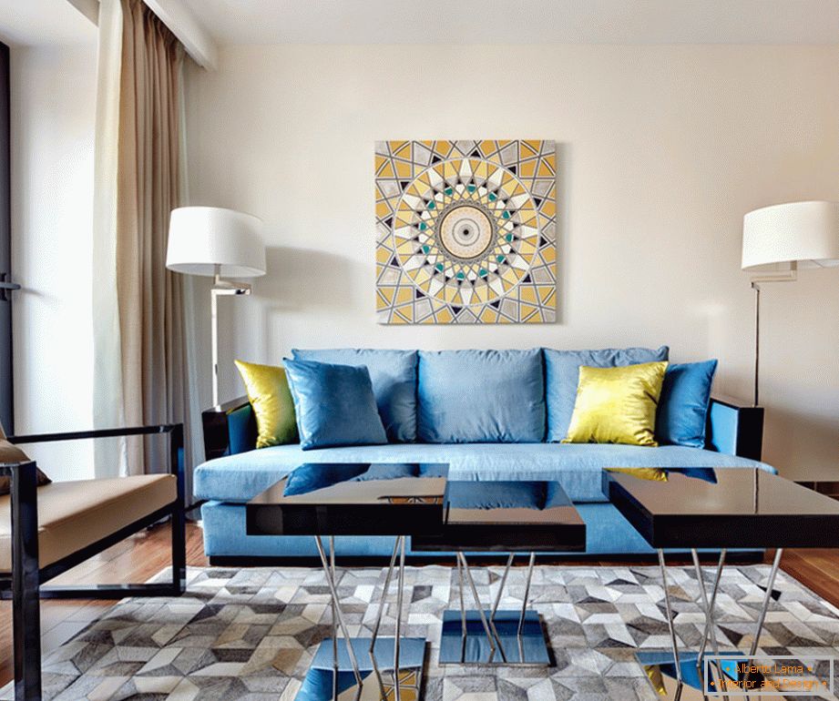 Ekstravagantna modra zofa z rumenimi dekorativnimi blazinami v dnevni sobi