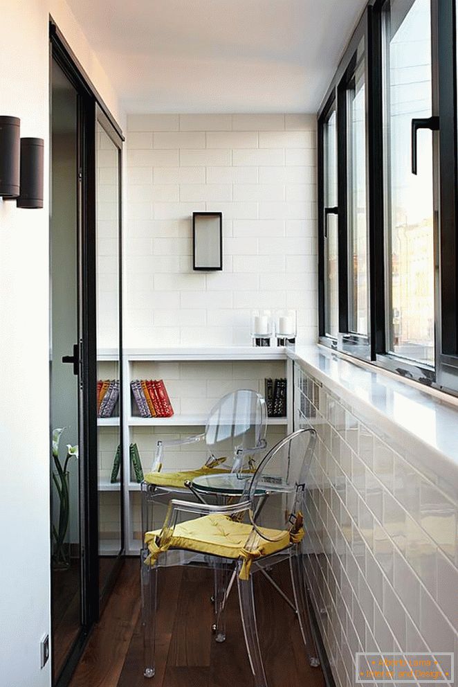 Stoli in miza na majhnem balkonu, obrezani z belo ploščico