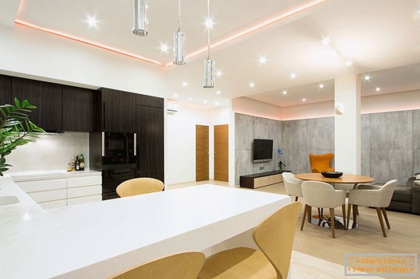 Razsvetljava kuhinje v prostornem enosobnem stanovanju