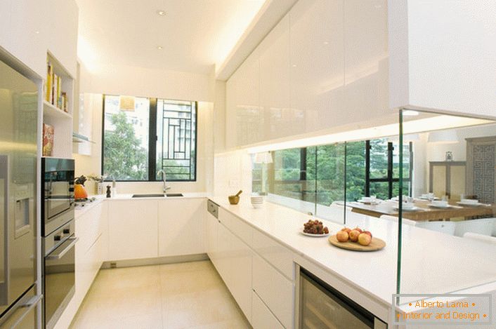 Kuhinja je ločena od dnevne sobe z dekorativno stekleno steno. Zanimiva rešitev za notranjost v stilu hi tako.