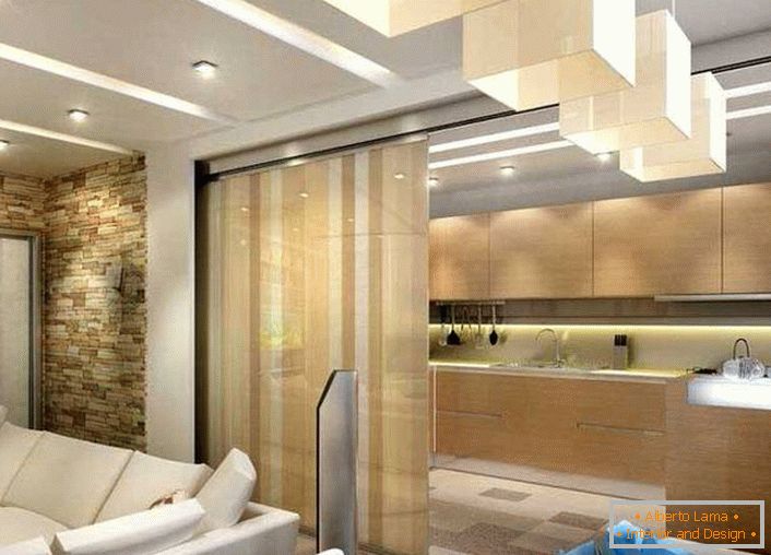 Okrasna, izvlečna predelna stena ločuje kuhinjo iz dnevne sobe. Praktična rešitev za prostoren apartma.