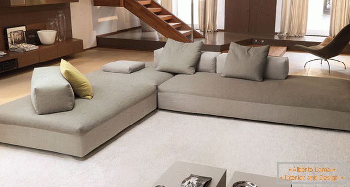 Mehko modularno pohištvo za notranjost v slogu minimalizma.