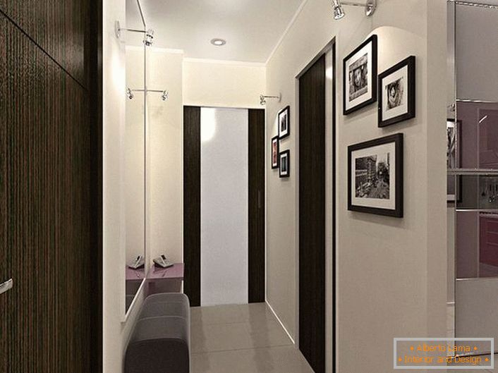 Dizajn rešitev za ozek hodnik. Dekoracija kontrastnih bele in temno rjave barve ne samo izgleda elegantno, temveč tudi vizualno naredi prostor več.