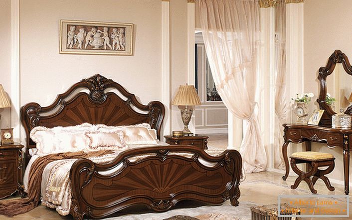 Klasični baročni slog predstavlja lakirano pohištvo iz lesa iz lesa.