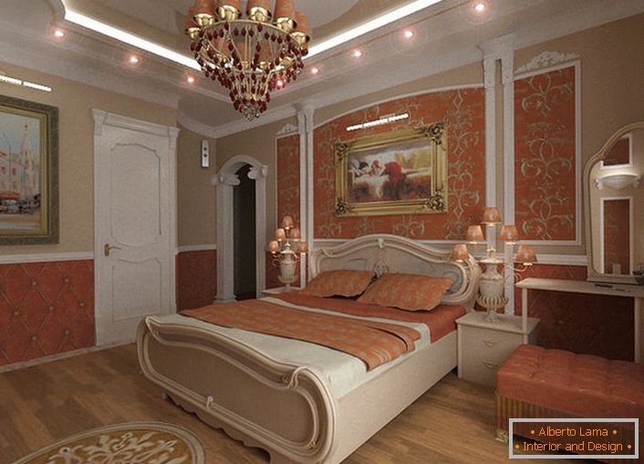 Prostorna spalnica v baročnem slogu je urejena v koralnih barvah.