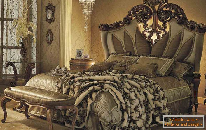 Razkošna postelja v gostinski sobi v baročnem slogu v deželi v eni od pokrajin Francije.