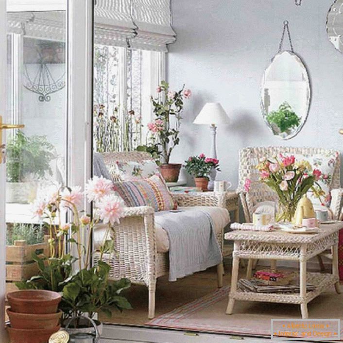 Majhna veranda v slogu romantike je idealno mesto za tiste, ki radi brati.
