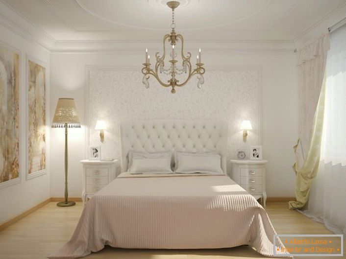 V središču notranjosti spalnice je postelja z visoko, prevlečeno tkanino. Mehka, prešita oblazinjenje naredi vzdušje plemenito in elegantno.