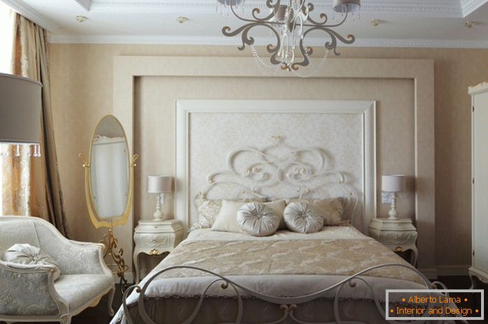 Luksuzna družinska soba v slogu romantike je privlačna skromna notranjost v svetlih barvah.