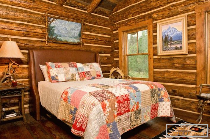 Država slog je vključena v spalnici v lovski dom. Topla in udobna v prostoru - odlično vzdušje za sproščeno bivanje.