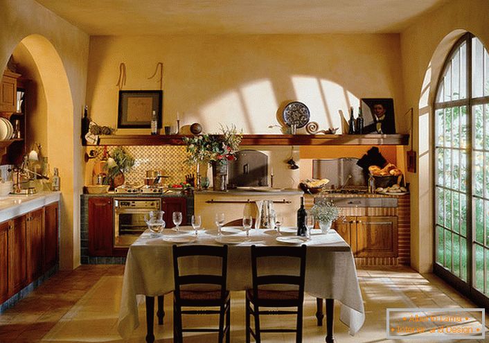 Kuhinja je v rustikalnem stilu z veliko panoramsko okno. Delovna in jedilnica v kuhinji dobiva največjo svetlobo.