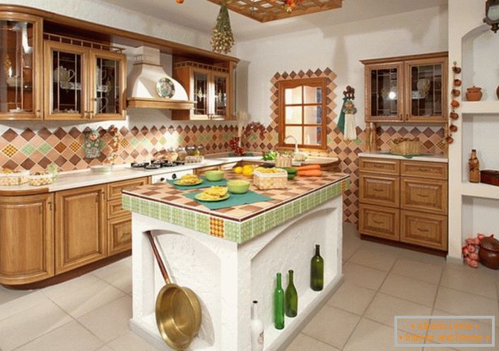 Smešna kuhinja v rustikalnem slogu za družinsko hišo.