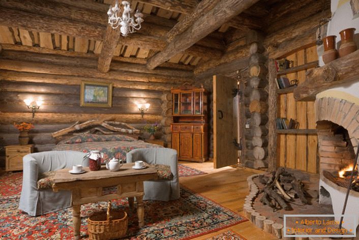 Rustična država z veliko spalnico deželne koče v Skandinaviji. V vseh notranjostih, izvedenih v rustikalnem slogu, bo kamin izgledal harmonično, še posebej iz opeke. 