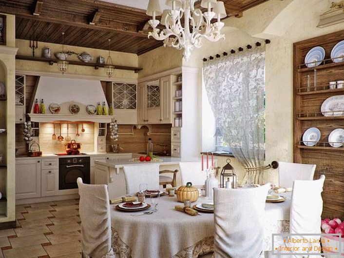 Prijetna kuhinja v rustikalnem slogu. Omeniti velja dekorativne police iz lesa za plošče in druge pripomočke. 