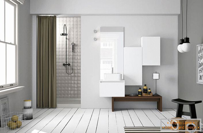 V notranjosti kopalnice v skandinavskem slogu je posebno lepa polirana tla. 