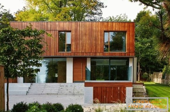 Lepa zasnova fasade zasebne hiše - fotografija dvonadstropne hiše