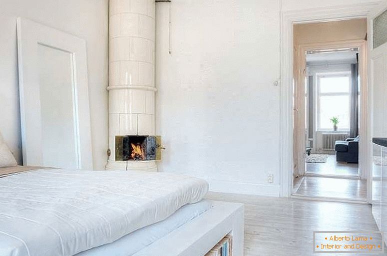 Elegantna spalnica majhnega apartmaja na Švedskem