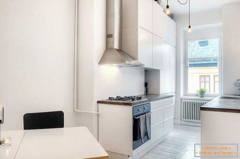 Elegantna kuhinja majhnega apartmaja na Švedskem