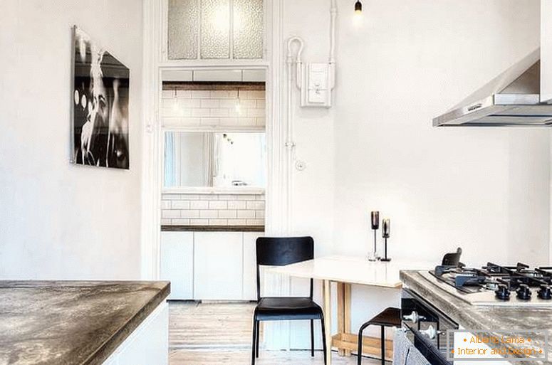 Elegantna kuhinja majhnega apartmaja na Švedskem