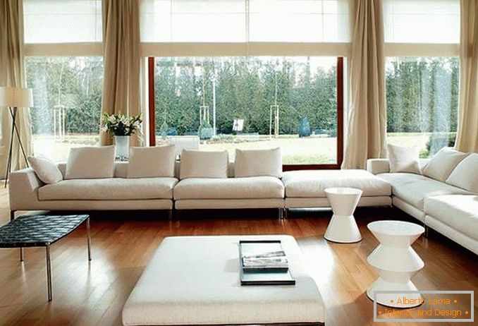 Dnevna soba s panoramskimi okni - fotografija z zavesami in pohištvom v slogu minimalizma