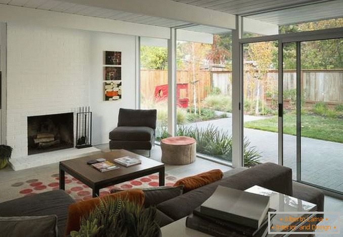 Zasnova dnevne sobe s panoramskim oknom - fotografija v notranjosti zasebne hiše