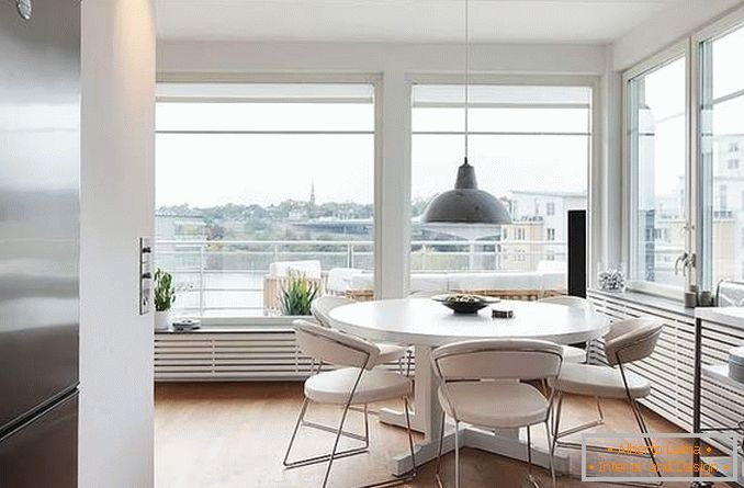 Dizajn kuhinje s panoramskimi okni v vogalnem stanovanju