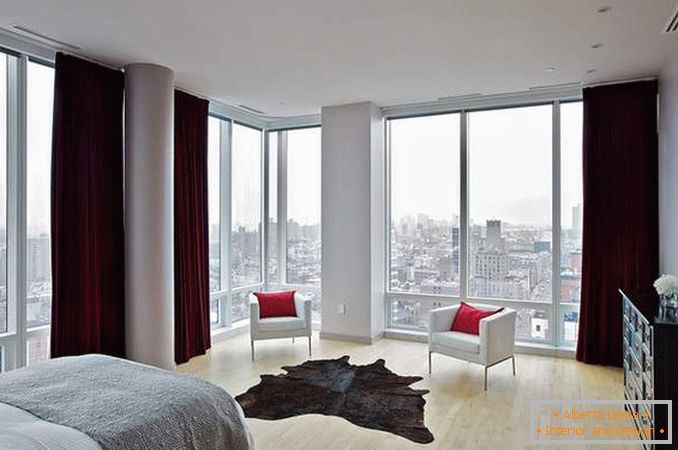 Panoramska okna - fotografija v notranjosti spalnice v vogalu