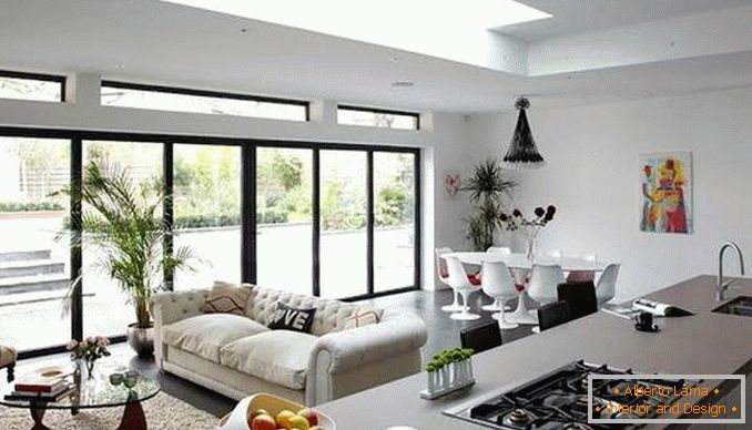 Design studio apartmaji s panoramskimi okni - fotografija kuhinje v dnevni sobi