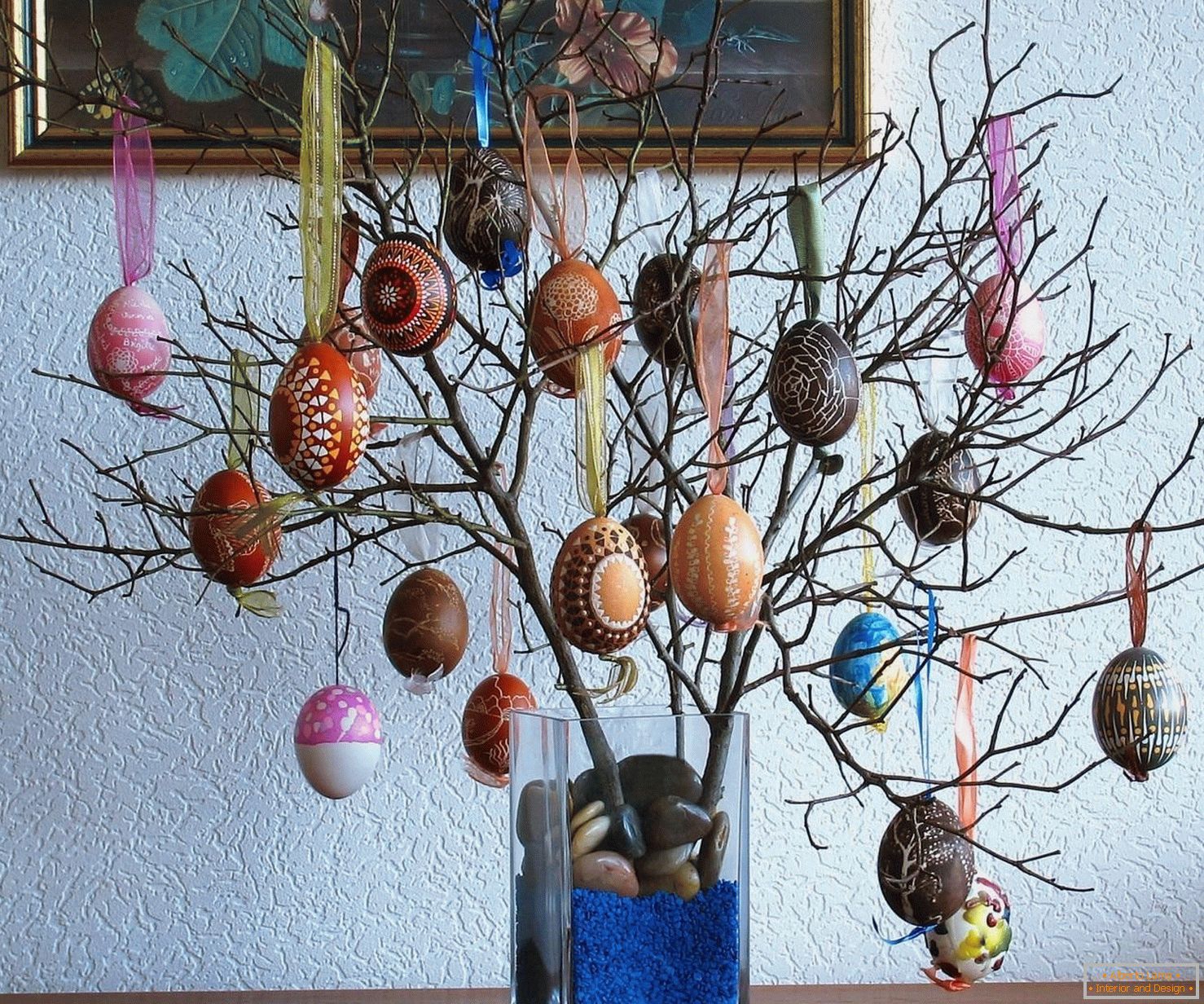 Podružnica z velikonočnimi jajci v vazi