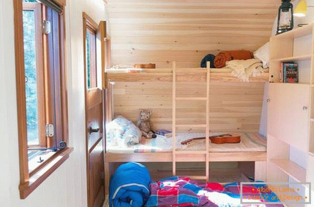 Udobna mini-hiša: fotografija iz Ontarija. Podaljšan del pod posteljo