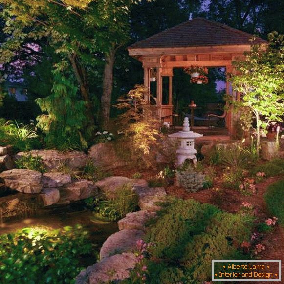 Ribnik in gazebo v zasnovi vrta v japonskem slogu