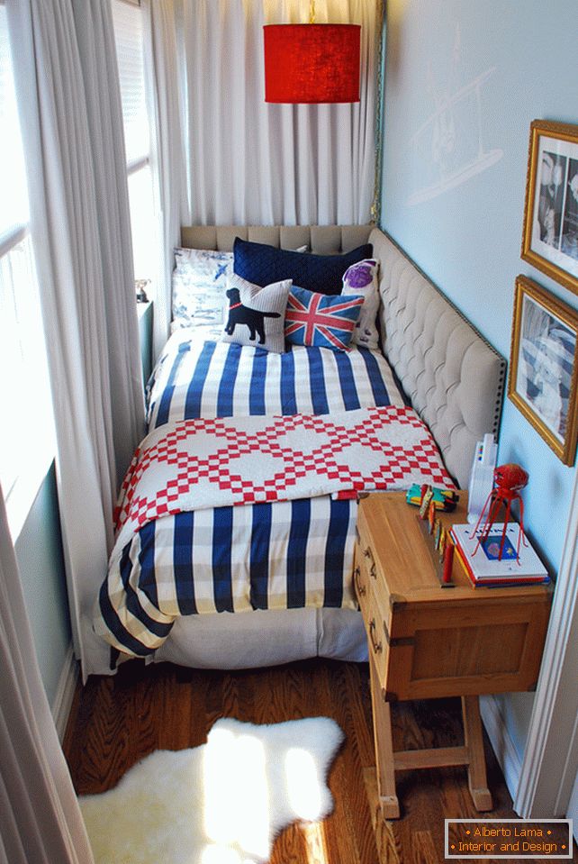 Postelja mize ob postelji v majhni spalnici