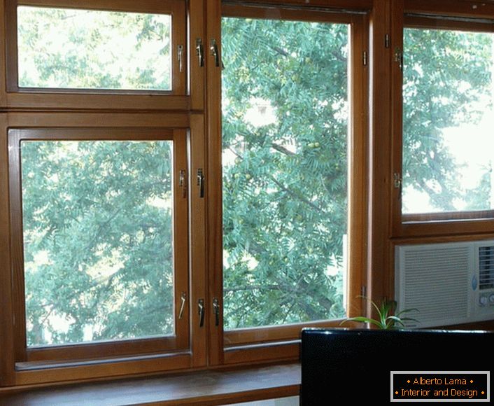 Lesena okna iz lepljenih tramov