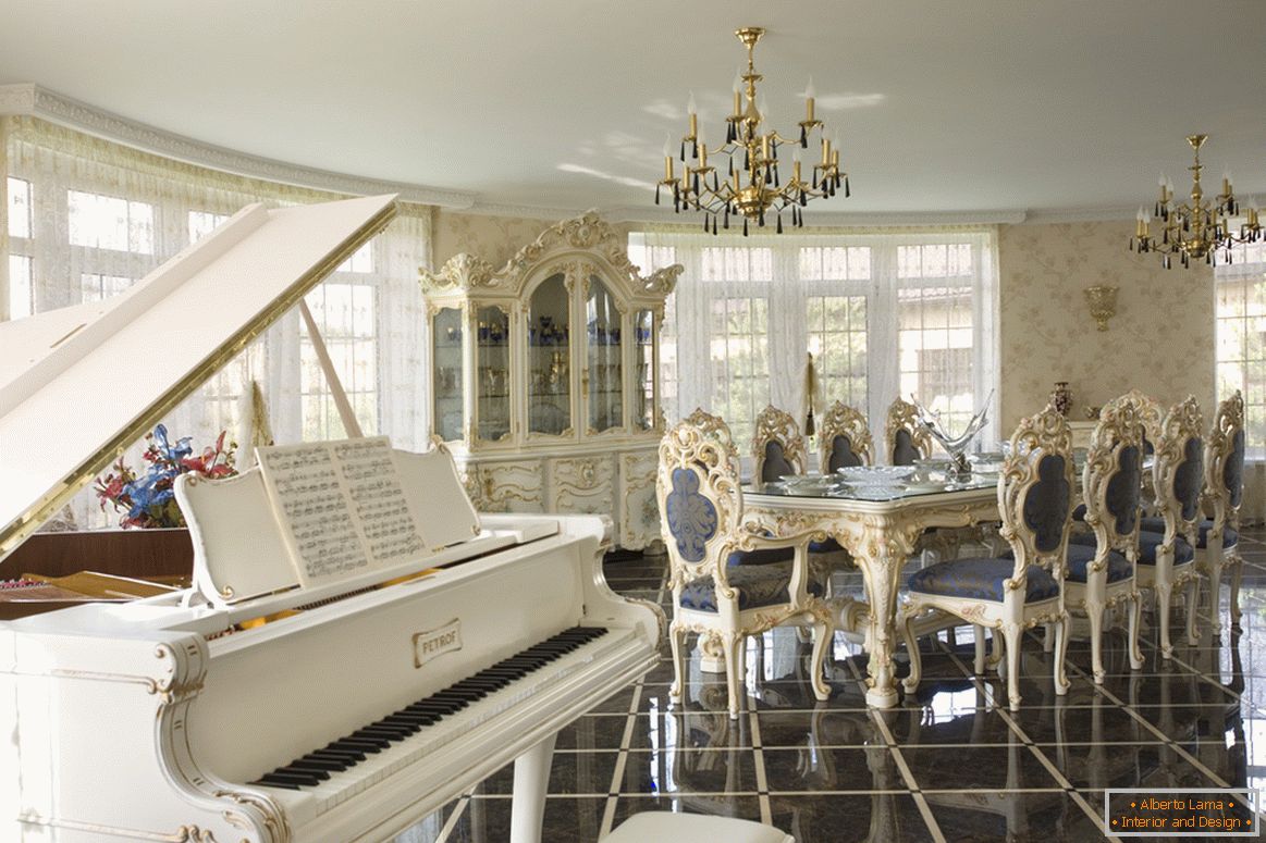 Prostorna jedilnica v baročnem slogu. Lastnik države hiše, najverjetneje, igra klavir, ki popolnoma ustreza celotni sliki notranjosti.