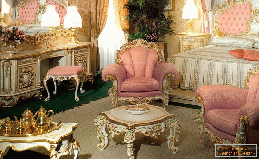Nežna spalnica v baročnem slogu z roza toni.