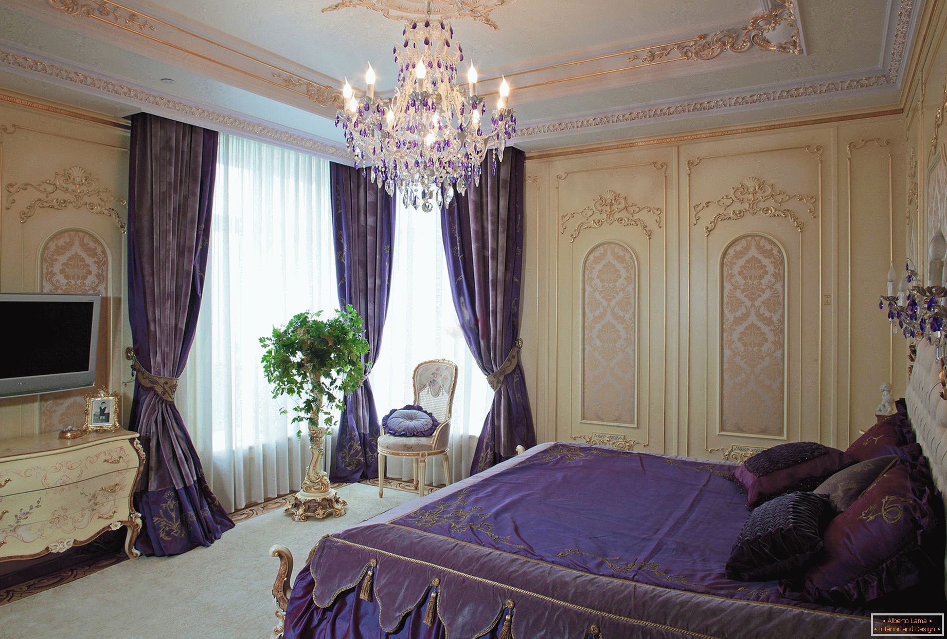 Elegantna spalnica v baročnem slogu. Prefinjen koncept koncepta - temno vijolične zavese se kombinirajo s posteljnino, ki se prilega tonu.